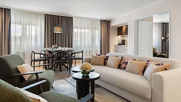 Suite (KuDamm) | Wohnbereich | 55-Zoll-Flachbildfernseher mit Kabelempfang, Fernseher