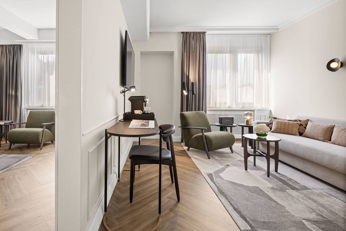 Suite (Courtyard) | Hypo-allergenic bedding available, in-room safe, desk, laptop workspace