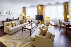Suite (Berlin) | Living area | 32-inch flat-screen TV with cable channels, TV