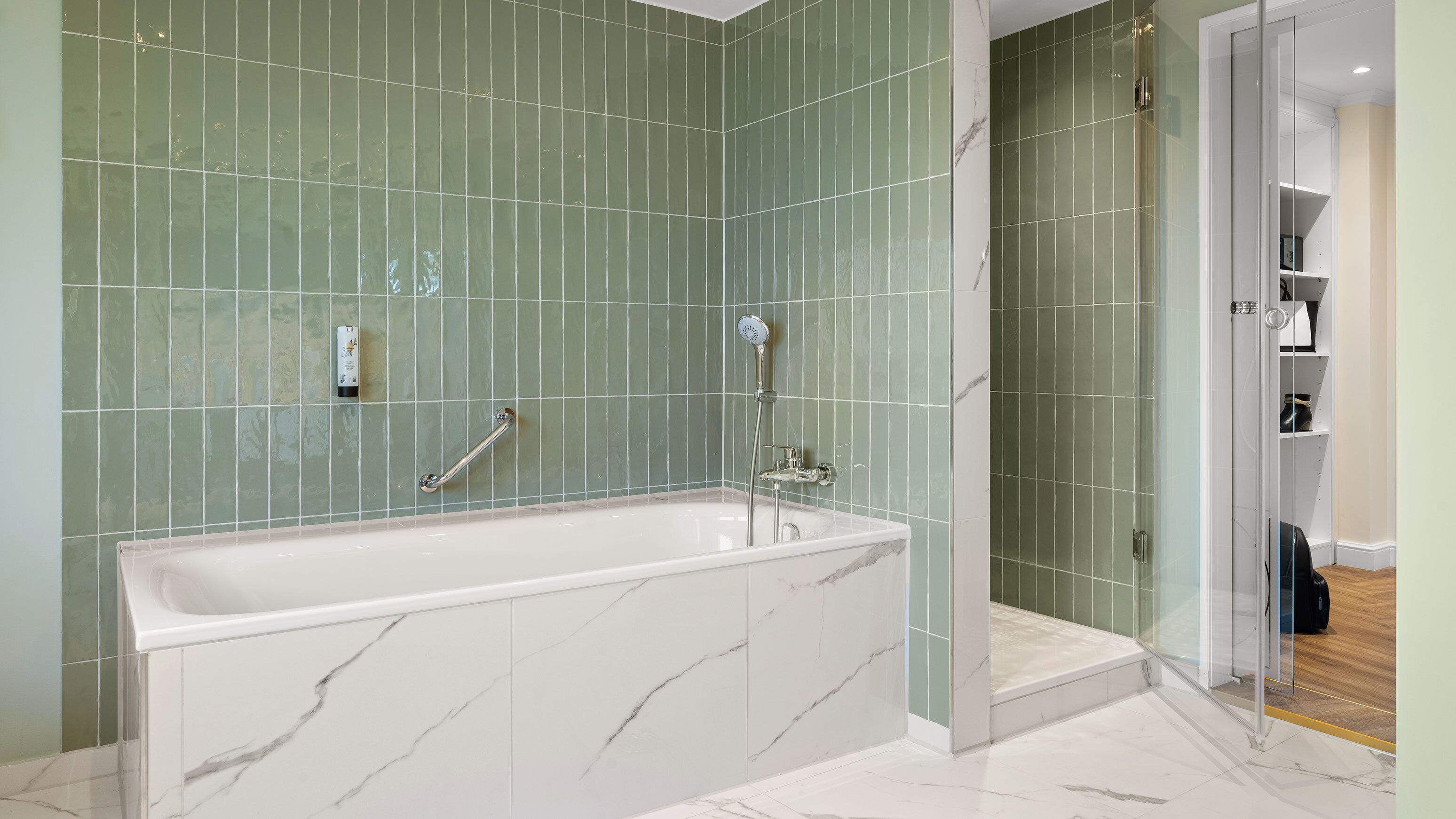 Sviitti (KuDamm) | Allergiatestatut vuodevaatteet, tallelokero huoneessa, työpöytä