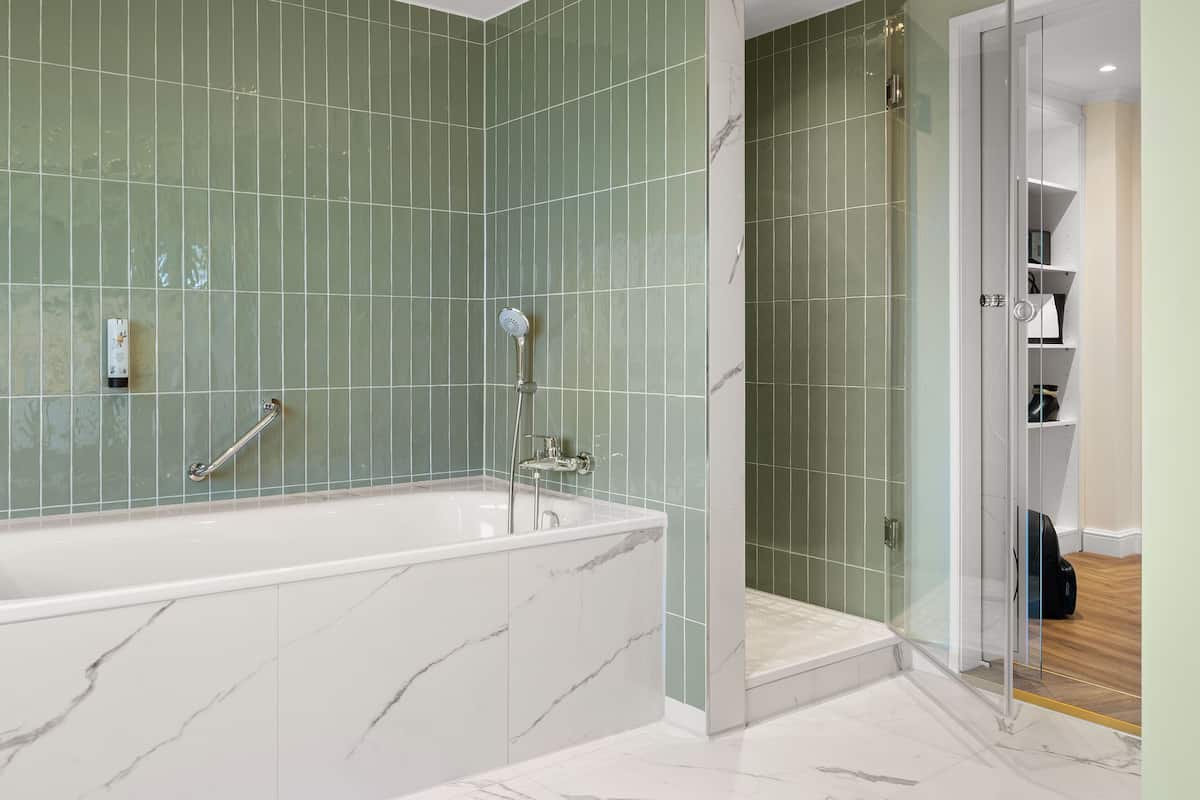 Suite (KuDamm) | Biancheria da letto ipoallergenica, una cassaforte in camera