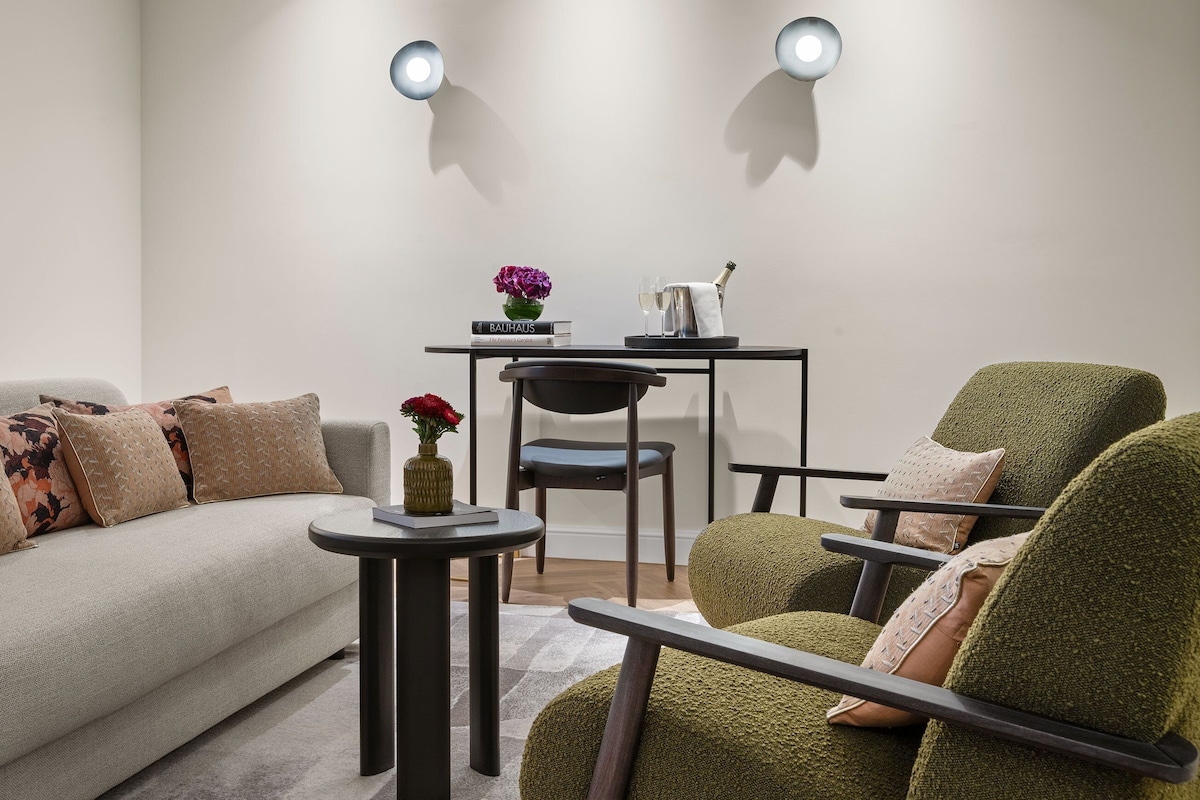 Suite (KuDamm) | Hypo-allergenic bedding available, in-room safe, desk, laptop workspace