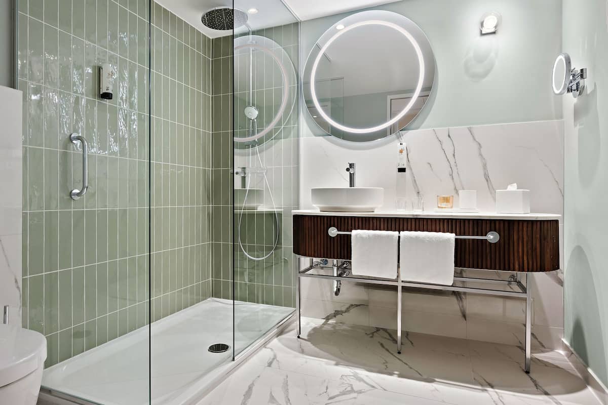 Ropa de cama hipoalergénica y caja de seguridad en la habitación