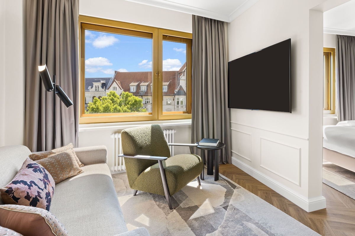 Suite, 1 King Bed | Hypo-allergenic bedding available, in-room safe, desk, laptop workspace