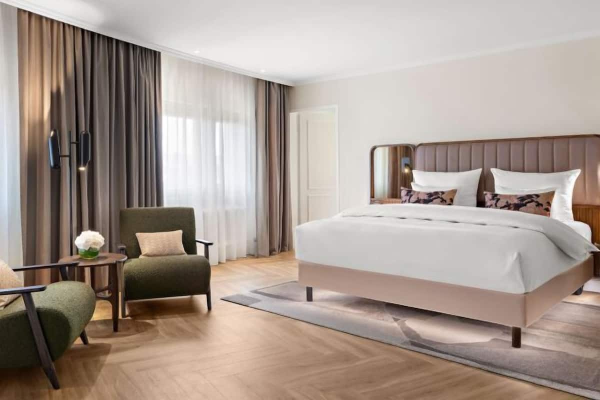 Hypo-allergenic bedding, in-room safe, desk, laptop workspace