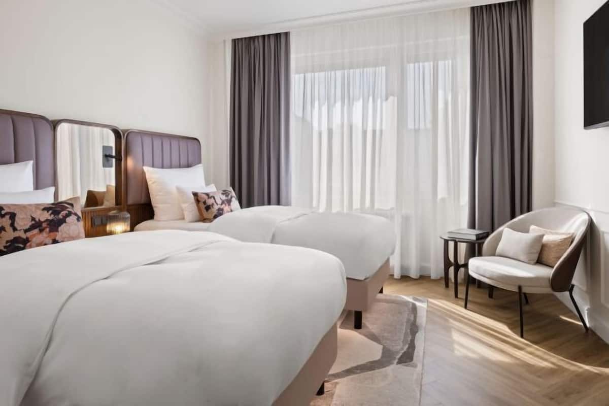 Hypo-allergenic bedding, in-room safe, desk, laptop workspace