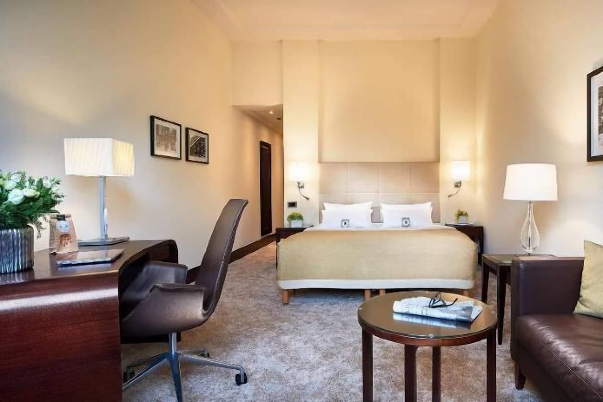 Hypo-allergenic bedding, in-room safe, desk, laptop workspace
