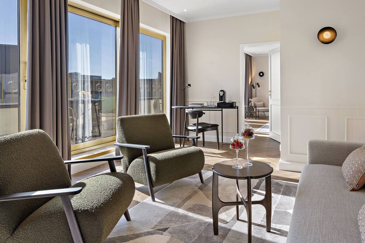 Suite, Balcony | Hypo-allergenic bedding available, in-room safe, desk, laptop workspace