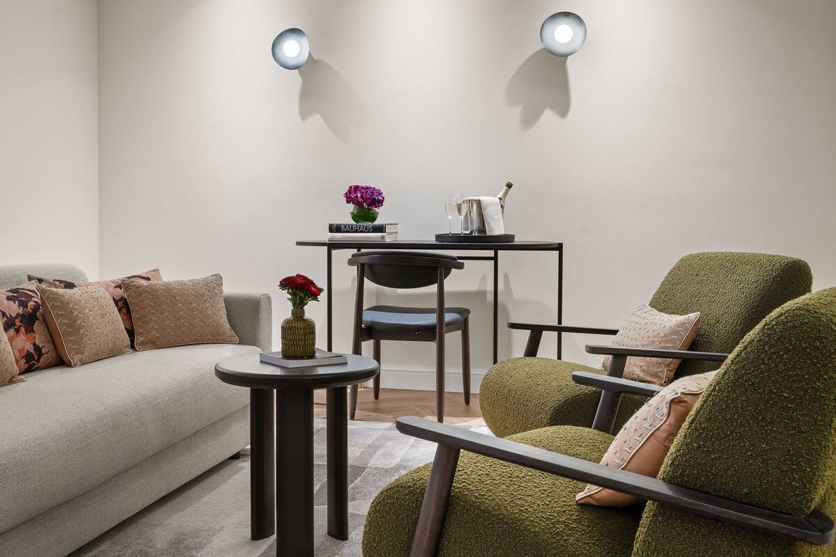 Suite (KuDamm) | Hypo-allergenic bedding available, in-room safe, desk, laptop workspace