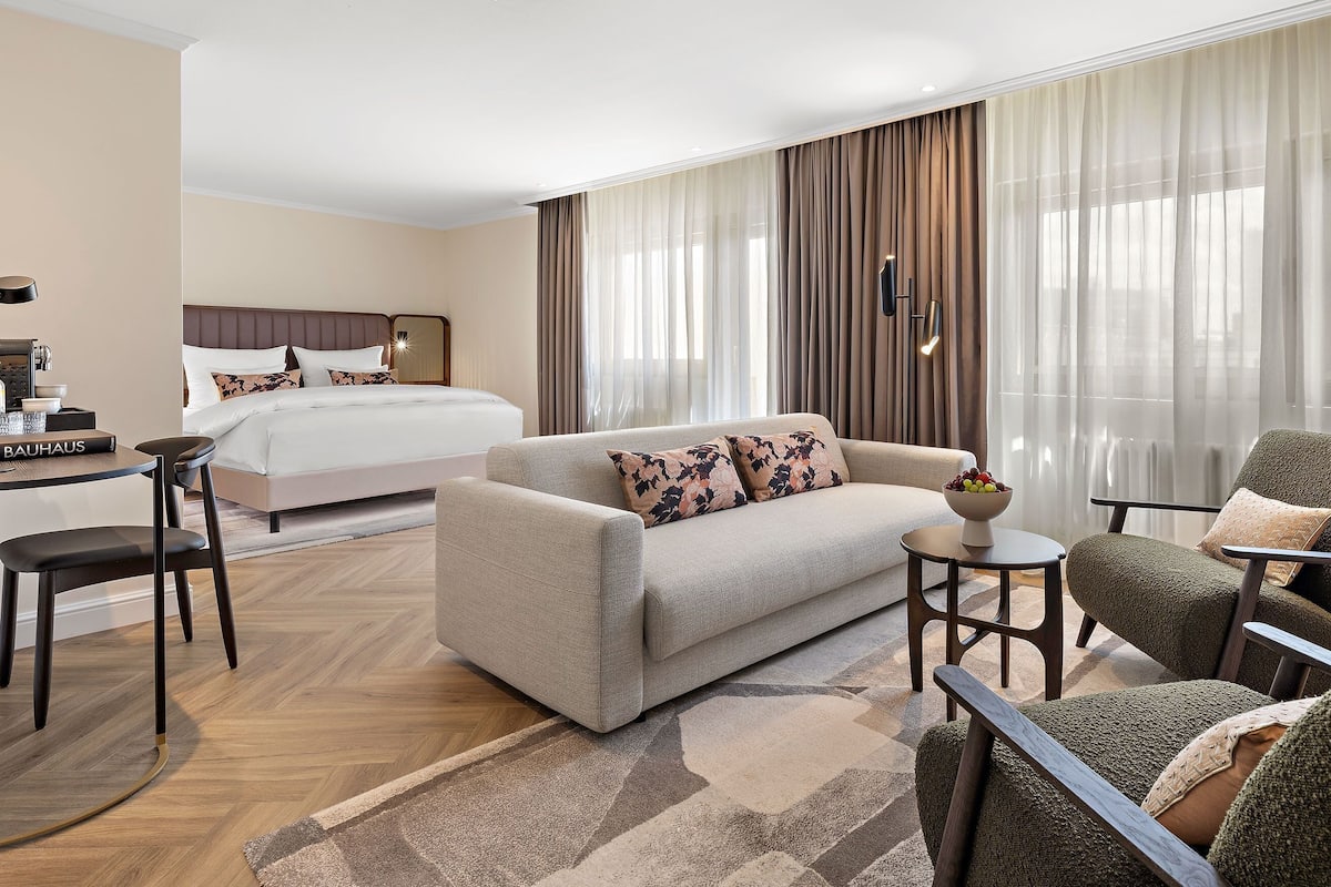 Suite (1 King, Balcony) | Hypo-allergenic bedding available, in-room safe, desk, laptop workspace