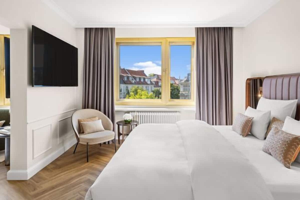 Hypo-allergenic bedding, in-room safe, desk, laptop workspace