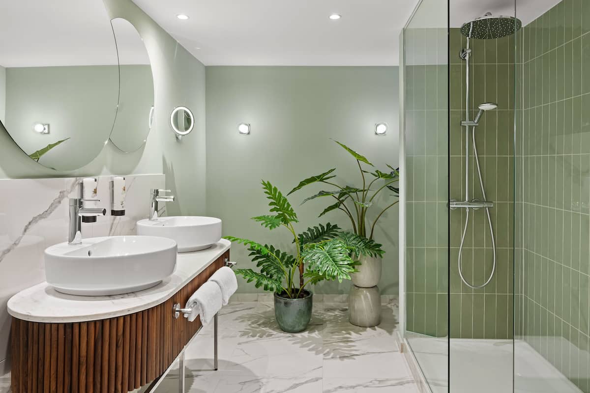 Familjesvit | Allergitestade sängkläder, värdeförvaringsskåp på rummet och skrivbord