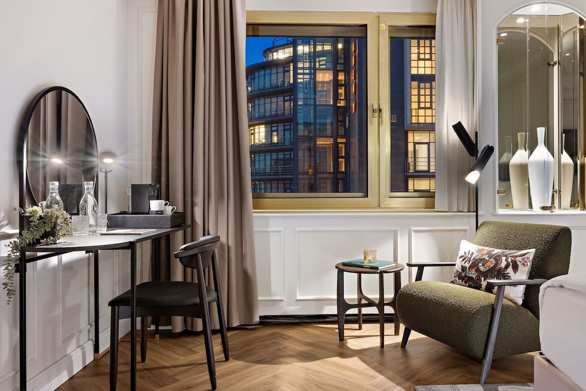 Deluxe Room | Hypo-allergenic bedding available, in-room safe, desk, laptop workspace