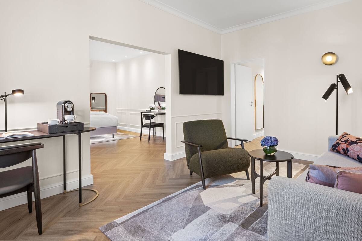 Family Suite | Hypo-allergenic bedding available, in-room safe, desk, laptop workspace