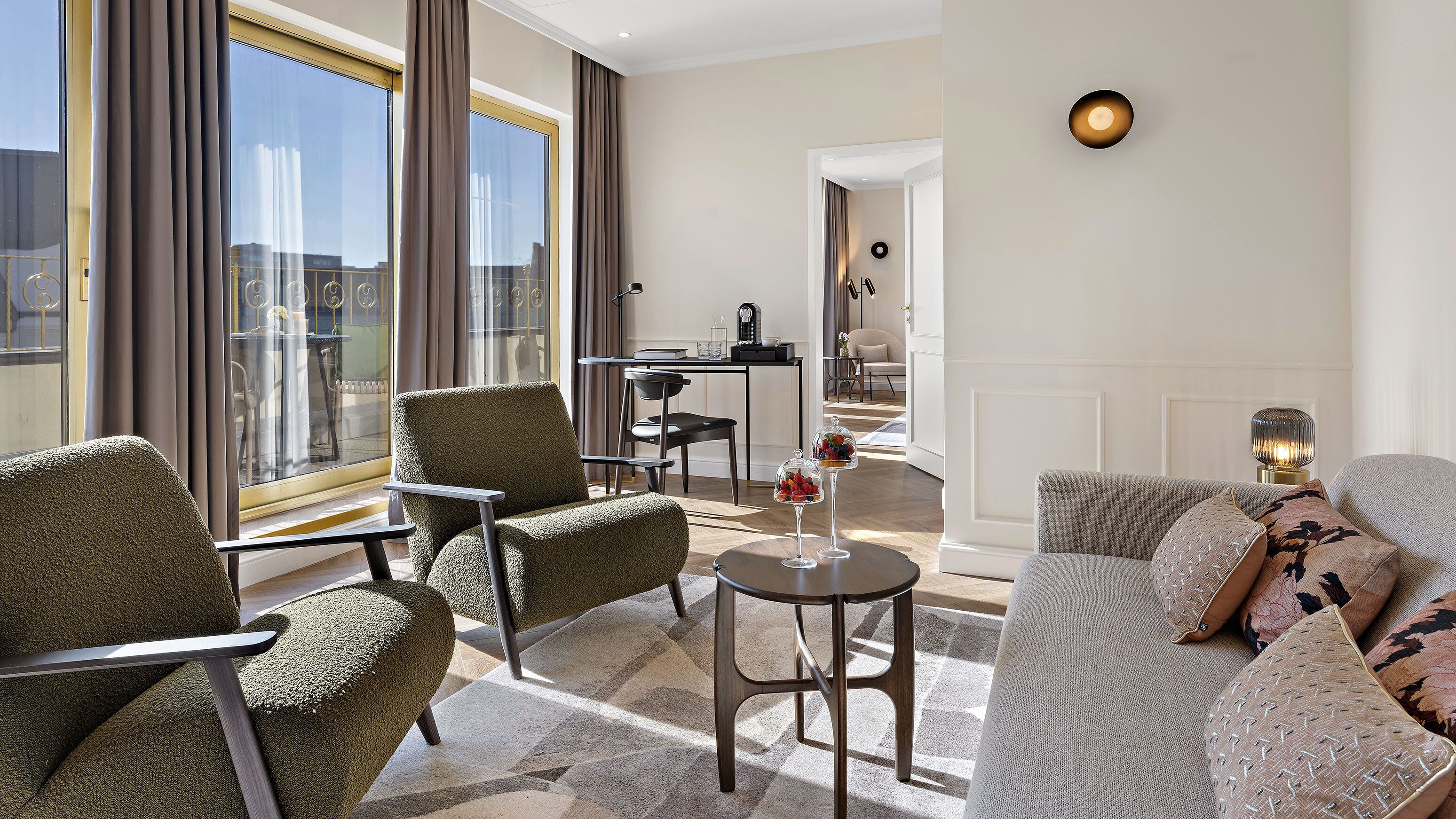 Sviitti, parveke | Allergiatestatut vuodevaatteet, tallelokero huoneessa, työpöytä