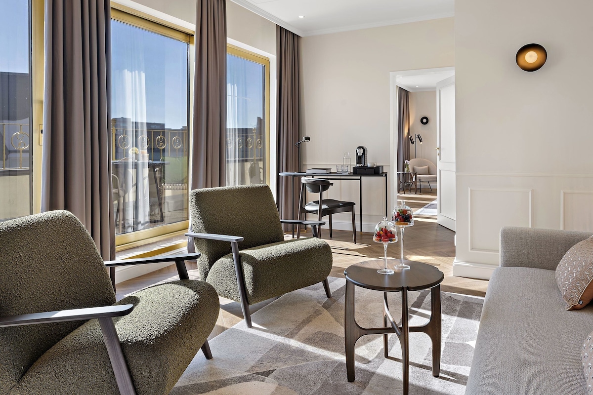 Suite, Balcony | Hypo-allergenic bedding available, in-room safe, desk, laptop workspace