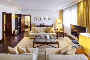 Suite (Berlin) | Living area | 32-inch flat-screen TV with cable channels, TV