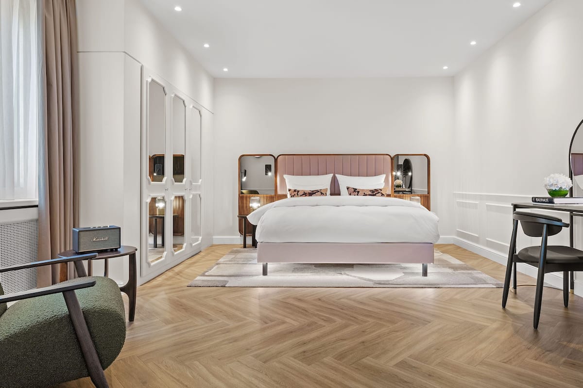 Suite familiar | Ropa de cama hipoalergénica y caja de seguridad en la habitación