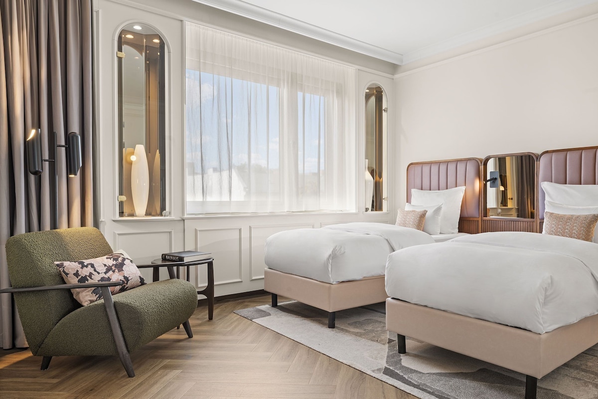 Deluxe Room, 2 Twin Beds | Hypo-allergenic bedding available, in-room safe, desk, laptop workspace