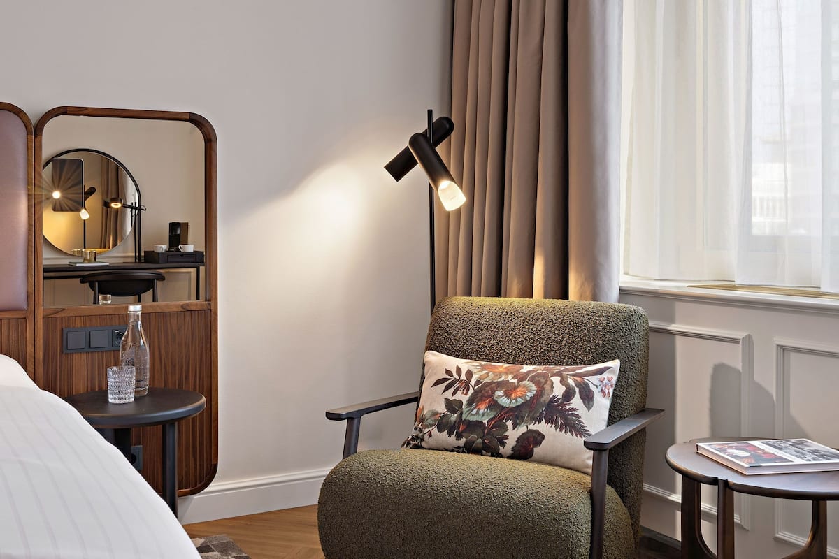 Hypo-allergenic bedding available, in-room safe, desk, laptop workspace