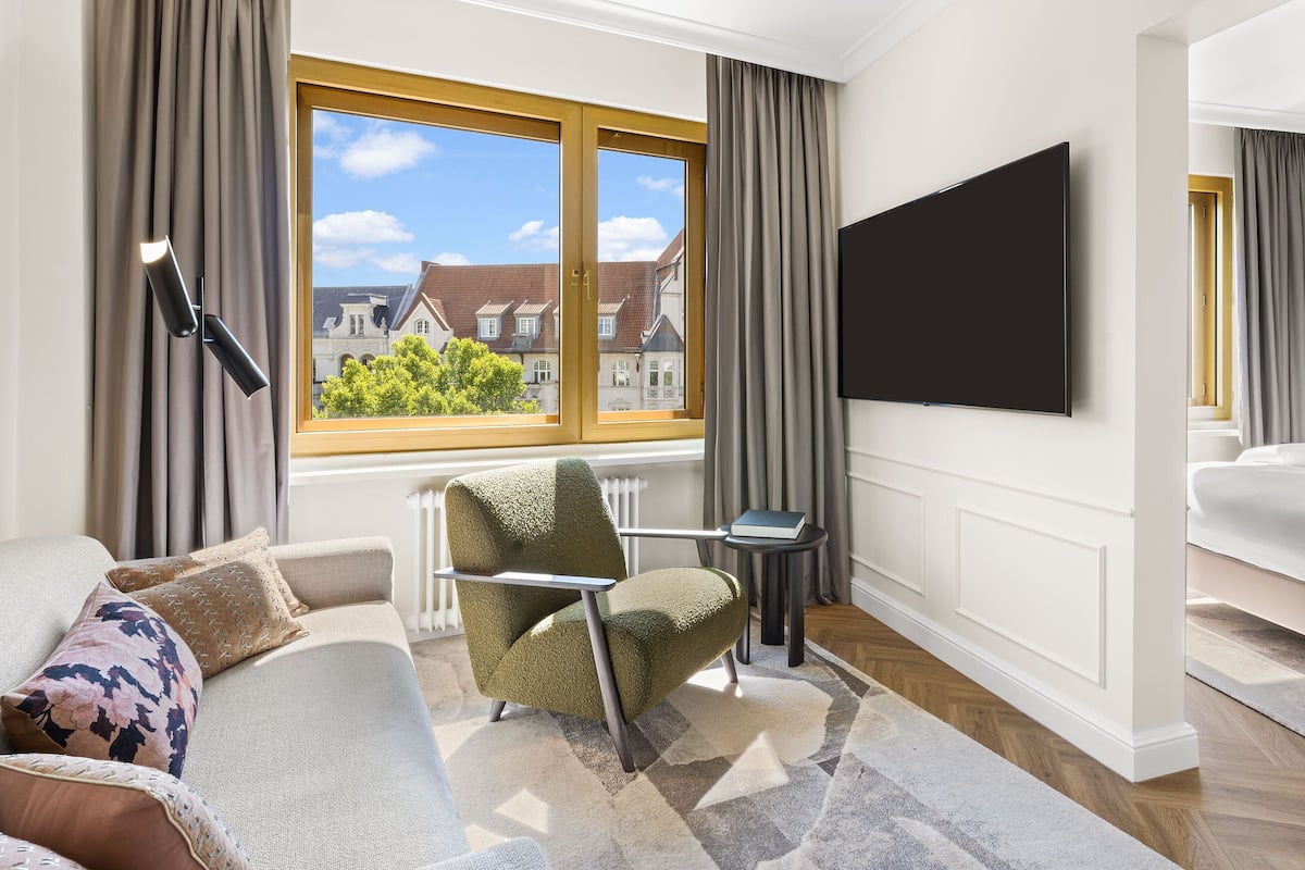 Suite, 1 cama King size | Ropa de cama hipoalergénica y caja de seguridad en la habitación