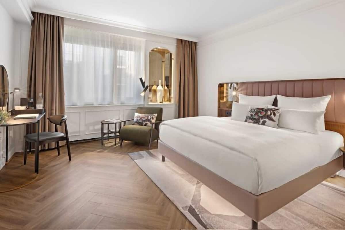 Hypo-allergenic bedding, in-room safe, desk, laptop workspace