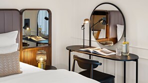 Suite, Balcony | Hypo-allergenic bedding, in-room safe, desk, laptop workspace - Hotel Bristol Berlin (Berlin)