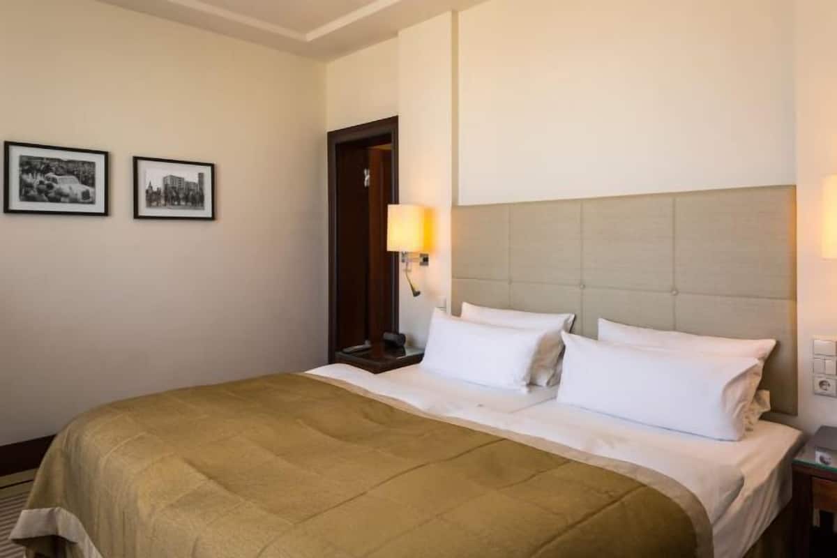 Hypo-allergenic bedding, in-room safe, desk, laptop workspace