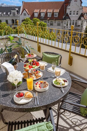 Suite, 1 King Bed, Balcony | Terrace/patio