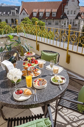 Suite, 1 King Bed, Balcony | Terrace/patio