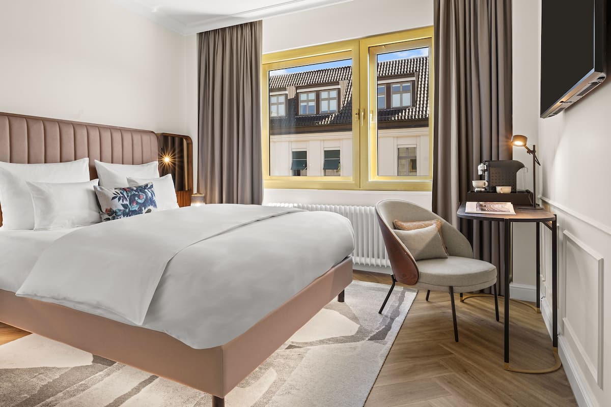 Ropa de cama hipoalergénica y caja de seguridad en la habitación