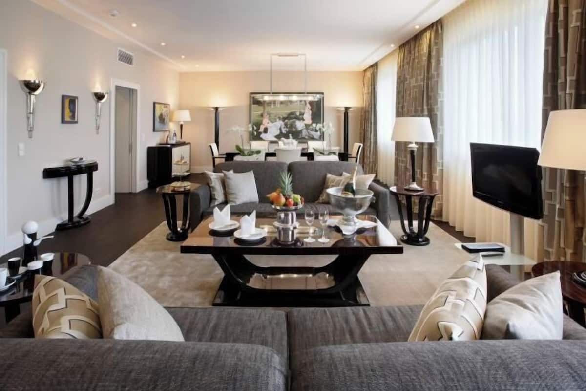 Living area | 55-inch flat-screen TV with cable channels, TV