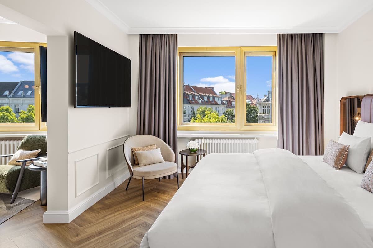 Hypo-allergenic bedding, in-room safe, desk, laptop workspace