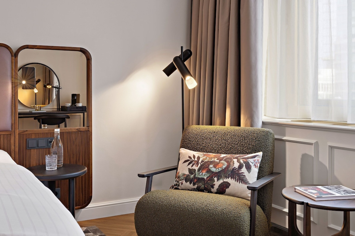 Hypo-allergenic bedding available, in-room safe, desk, laptop workspace