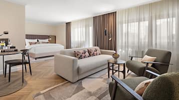 Suite, 1Â King-Bett, Balkon | Wohnbereich | 55-Zoll-Flachbildfernseher mit Kabelempfang, Fernseher