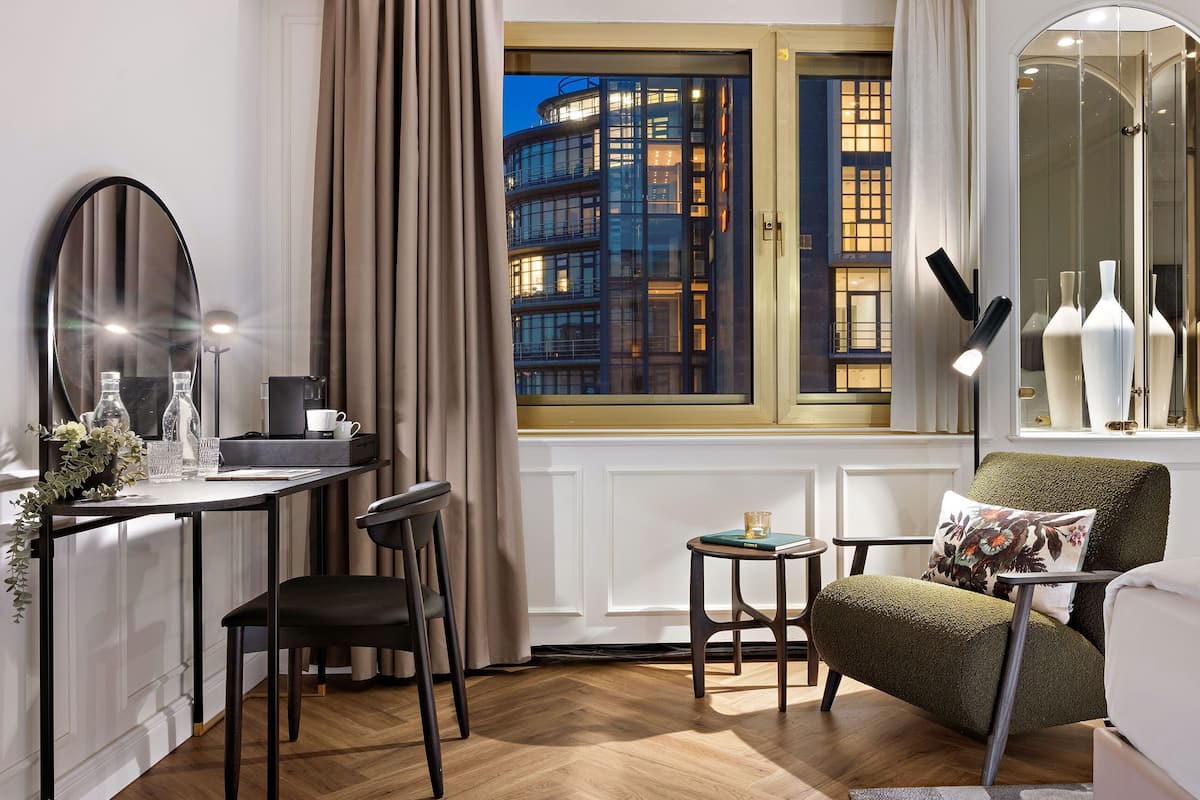 Camera Deluxe, 1 letto king | Biancheria da letto ipoallergenica, una cassaforte in camera