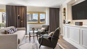 Suite, 1 King Bed, Balcony | Hypo-allergenic bedding, in-room safe, desk, laptop workspace