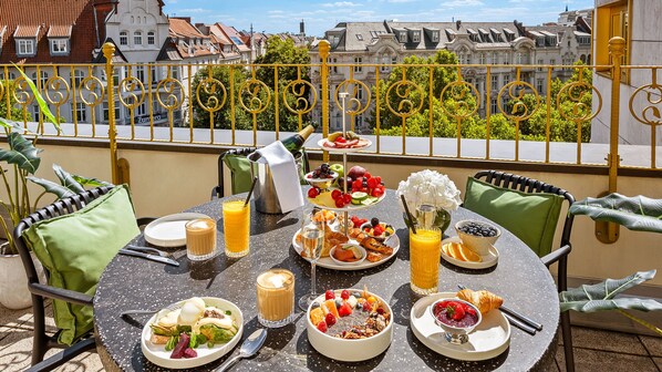 Suite, 1 King Bed, Balcony | Terrace/patio