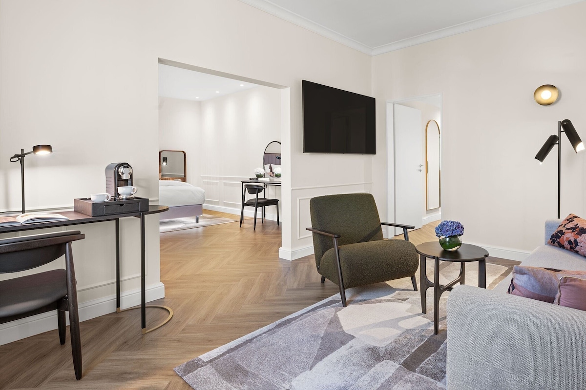 Family Suite | Hypo-allergenic bedding available, in-room safe, desk, laptop workspace