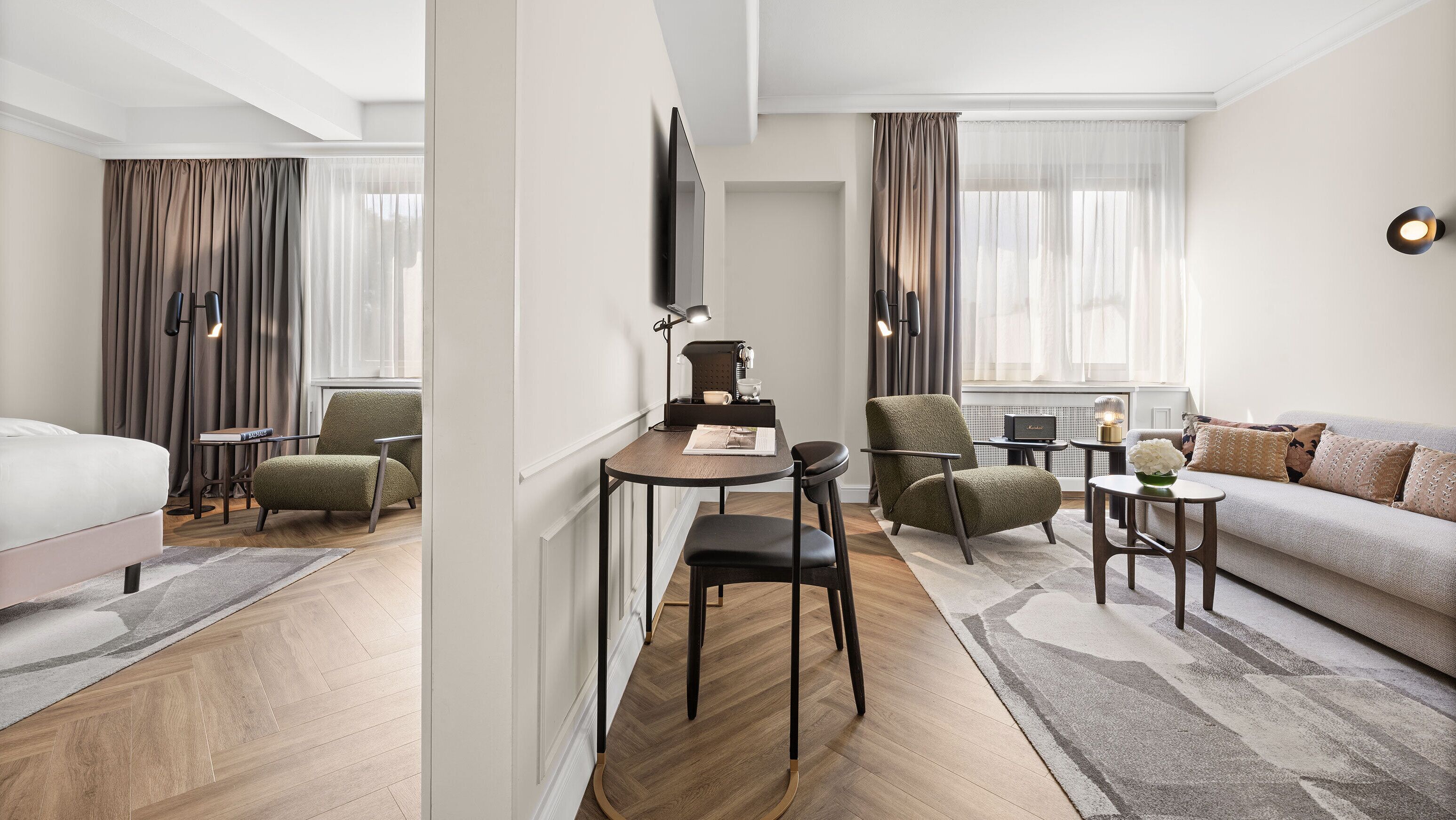 Sviitti (Courtyard) | Allergiatestatut vuodevaatteet, tallelokero huoneessa, työpöytä