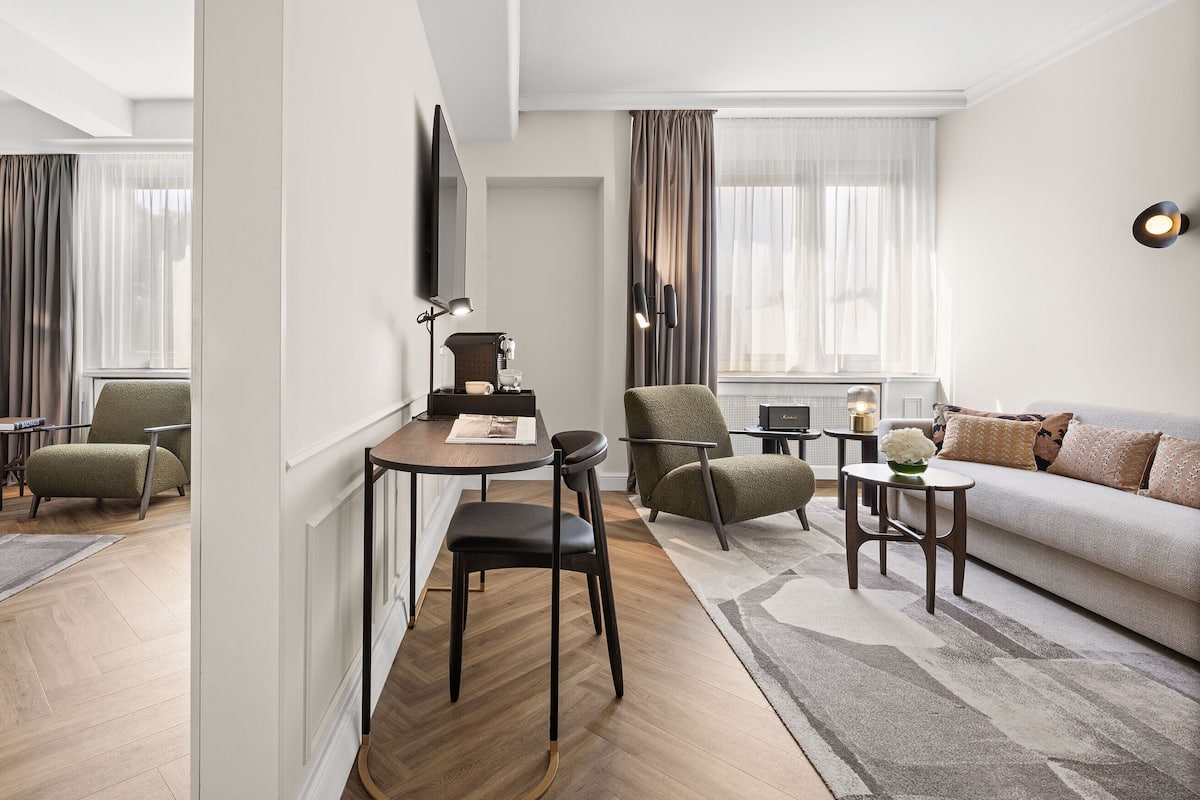 Suite (Courtyard) | Biancheria da letto ipoallergenica, una cassaforte in camera