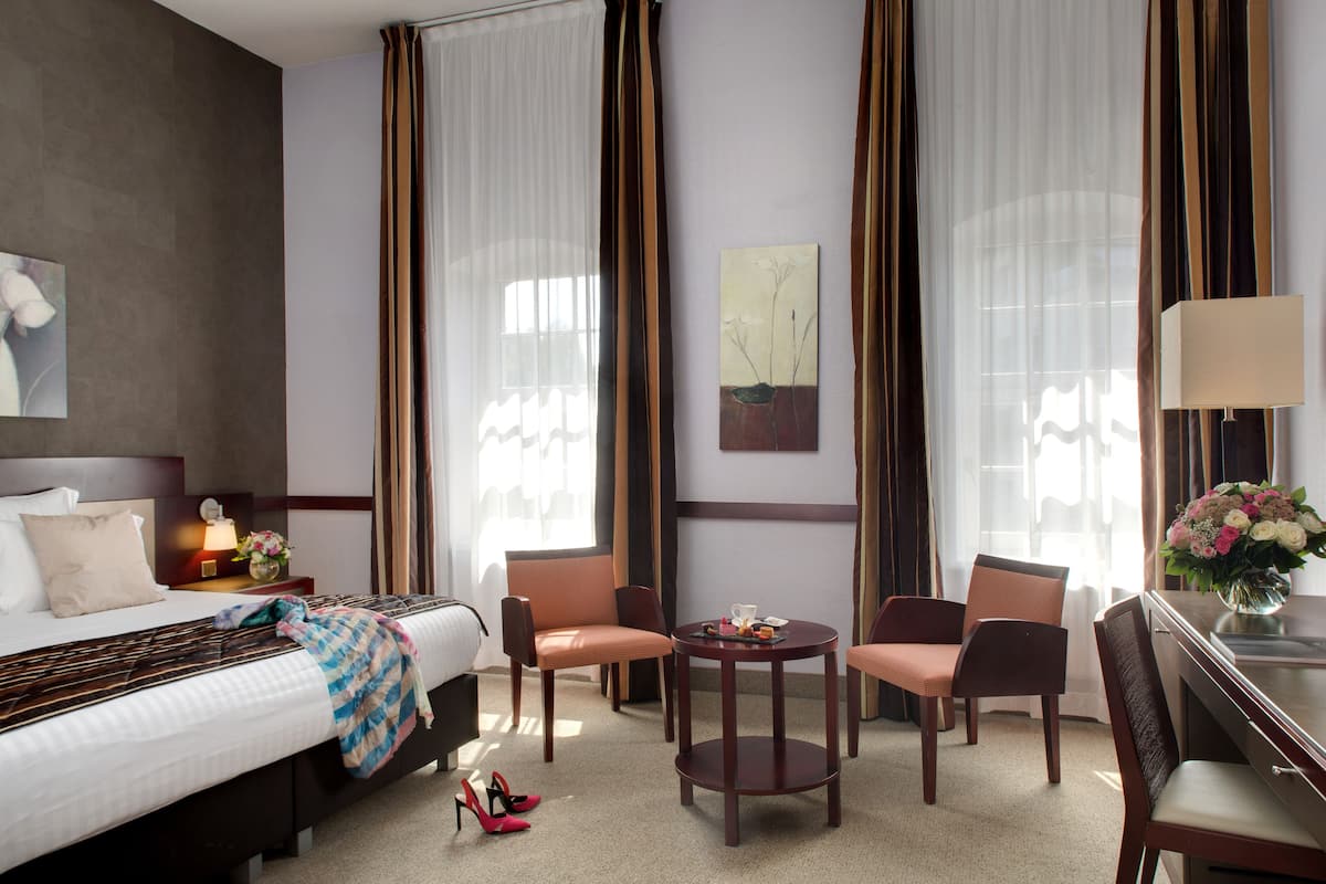 Premium bedding, minibar, in-room safe, desk