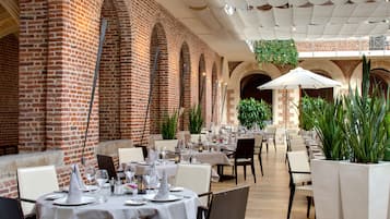 S'hi serveixen esmorzars, dinars i plats de cuina francesa