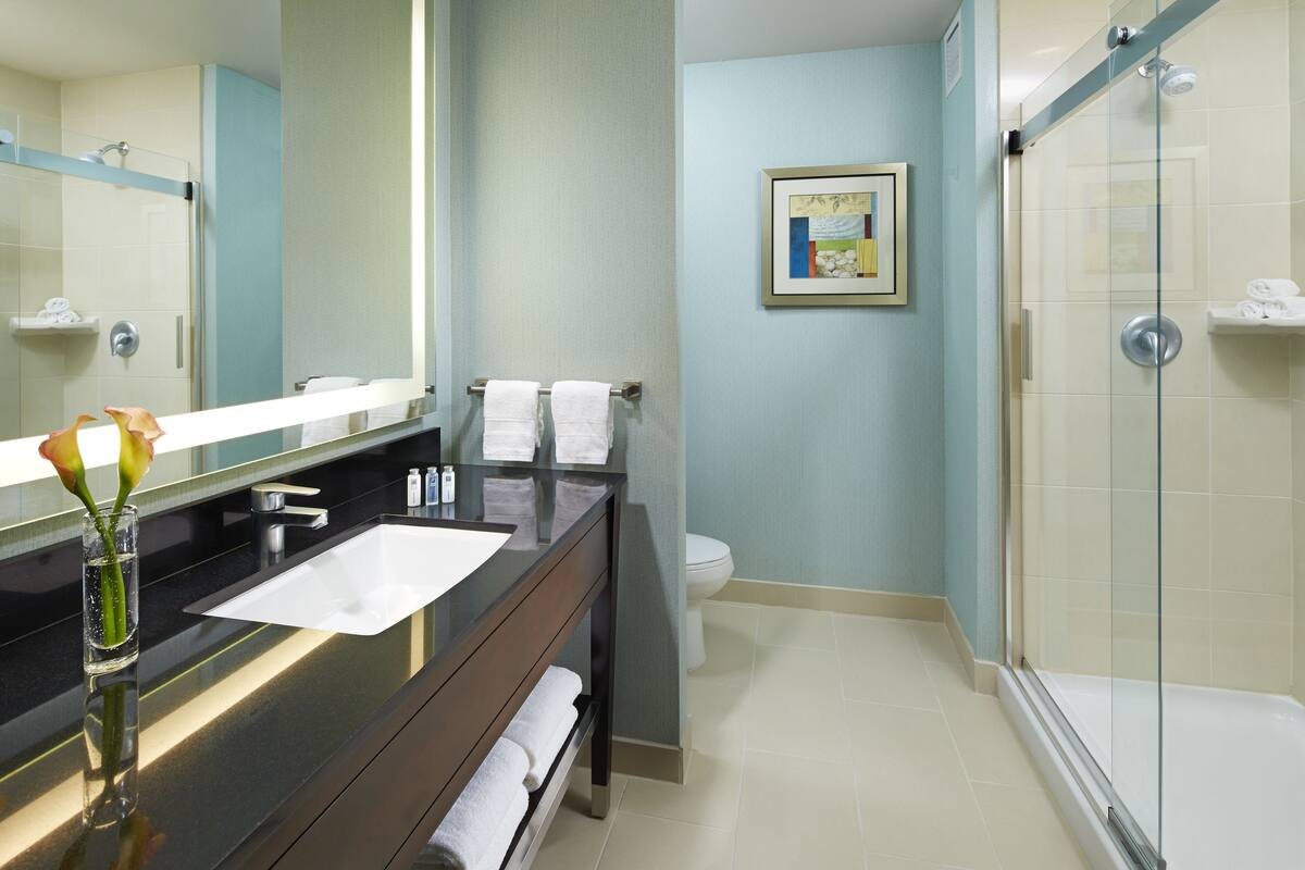 free toiletries, towels