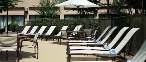 Piscine couverte, parasols de plage, chaises longues