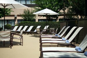 Piscina coperta, ombrelloni da piscina, lettini