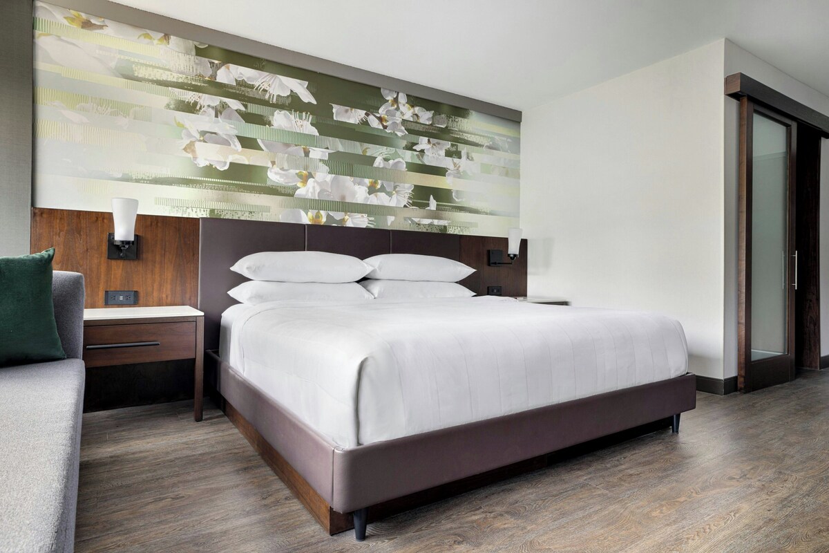 Standard Room, 1 King Bed | In-room safe, desk, laptop workspace, blackout drapes