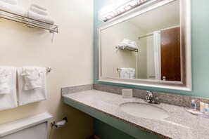 Habitació doble estàndard, 2 llits dobles, no fumadors | Bany | Combinació de dutxa i banyera i articles de tocador gratuïts 