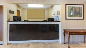 A reception area with a marble counter, a desk, and a framed picture on the wall. - Quality Inn Stephens City - Winchester South (Stephens City)