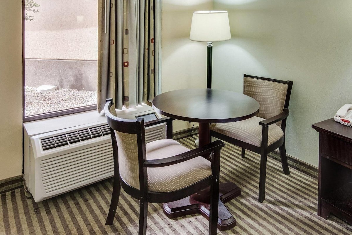 Chambre, 1 trÚs grand lit, non-fumeurs | Fer et planche à repasser, Wi-Fi gratuit, draps fournis, réveils